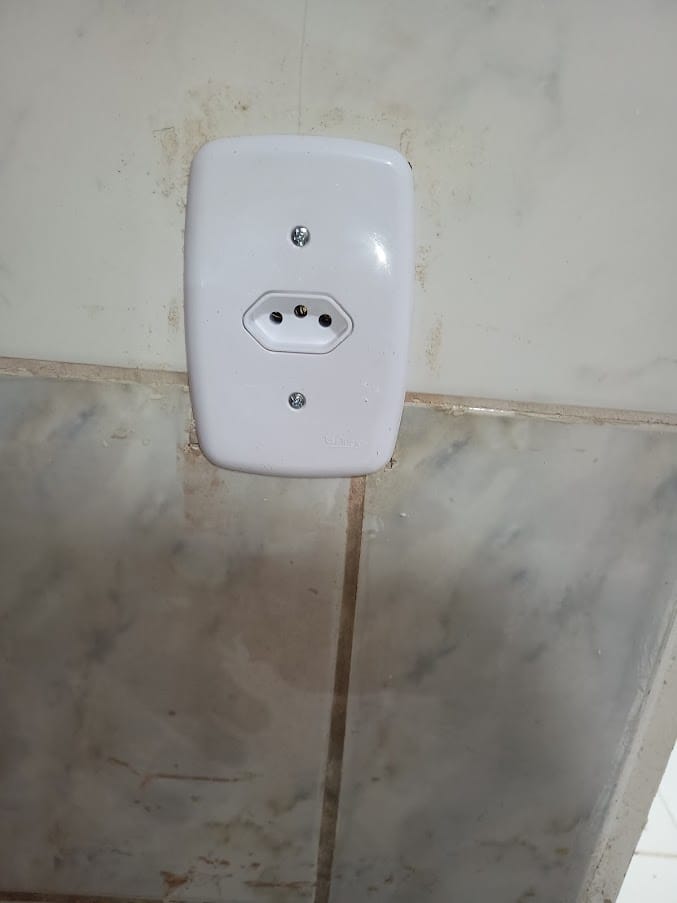 Tomada nova instalada com espelho alinhado